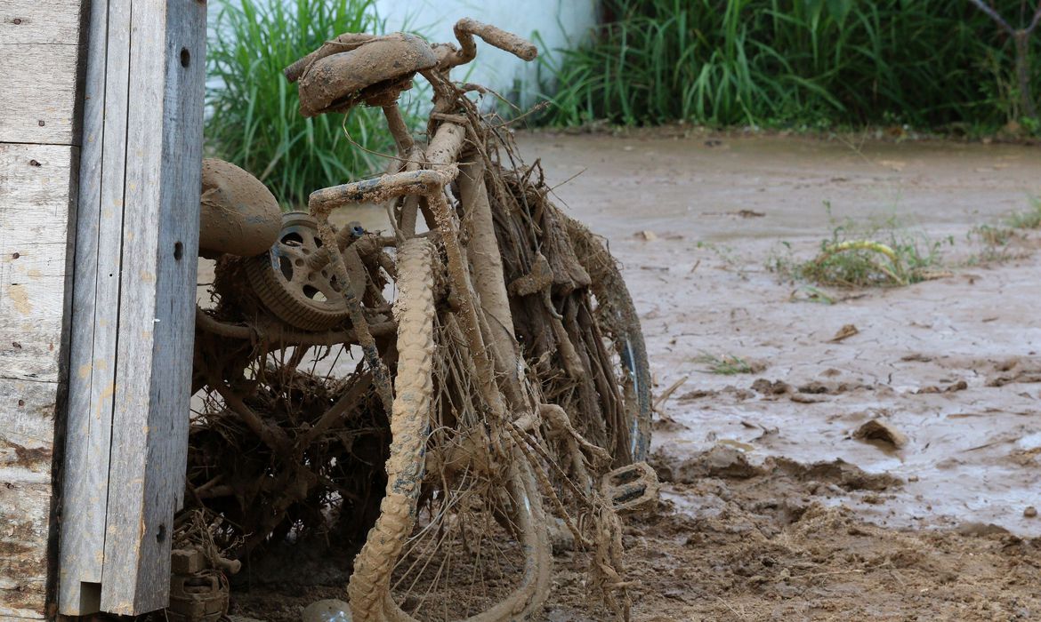 De acordo com o governo do estado, as fortes chuvas causaram, até o momento, 46 óbitos