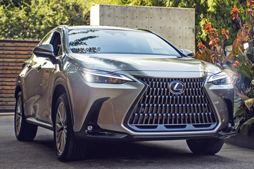 O NX 350h é equipado com um motor a combustão unido a dois elétricos um em cada eixo com um total de 246 cavalos de potência