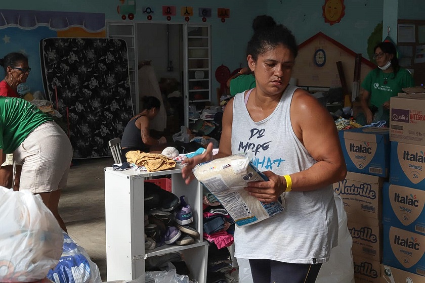 Voluntários atuam na Vila Sahy, em São Sebastião, em ação coordenada pelo Governo de SP