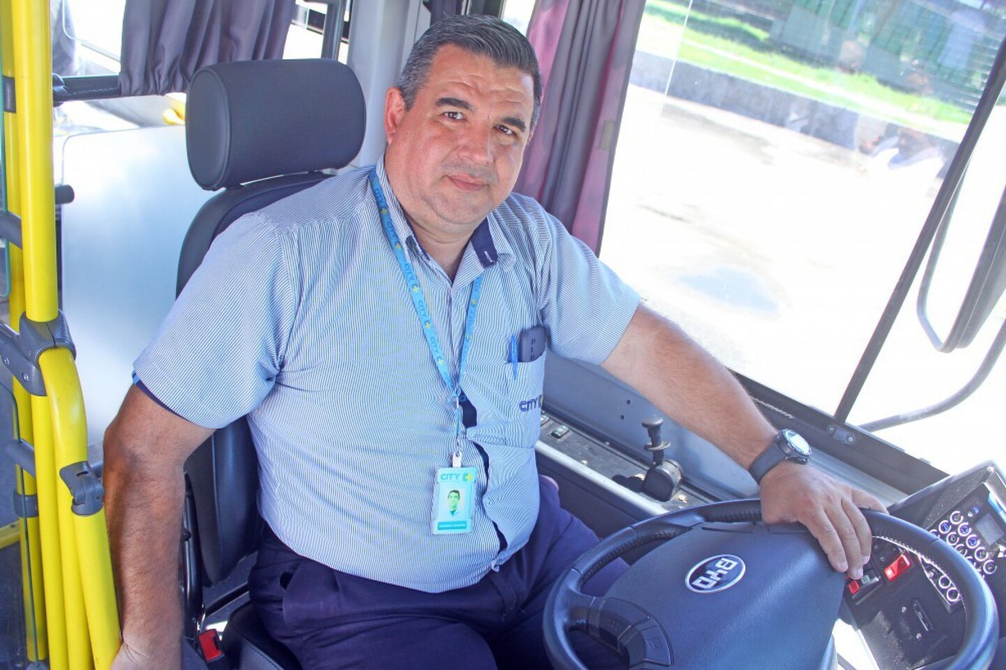 Antonio Marcos Oliveira Santos atua há 26 anos como motorista e passou por treinamento específico num simulador antes de se tornar o primeiro condutor de um ônibus elétrico em Guarujá