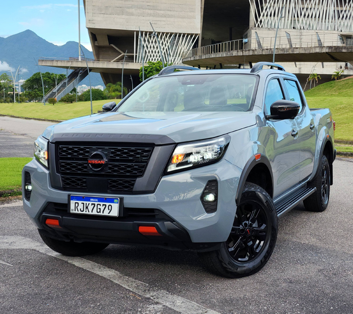 A versão Pro-4X é equipada com o motor 2.3 biturbo a diesel com 190 cavalos de potência e 45,9 kgfm de torque