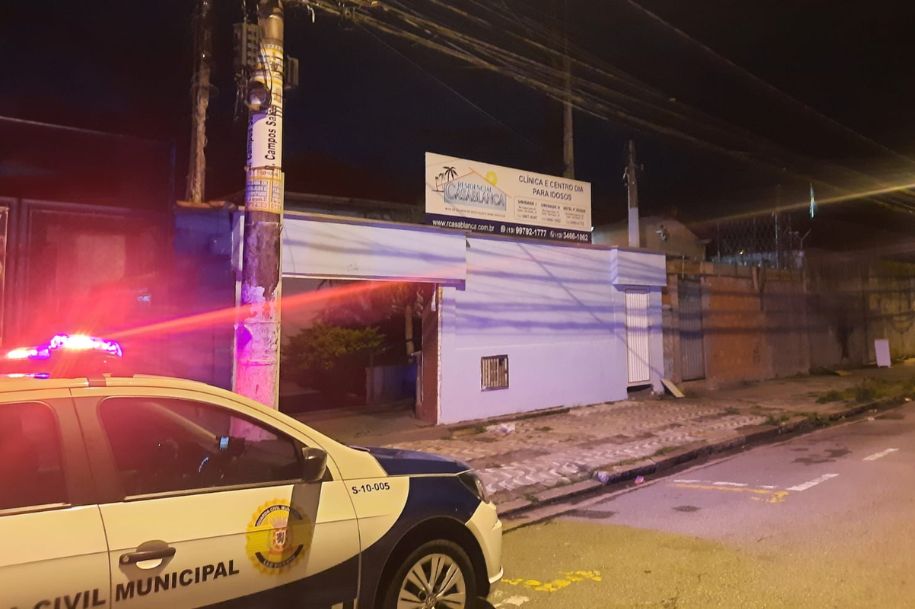 Portão foi retirado de clínica em São Vicente durante a madrugada