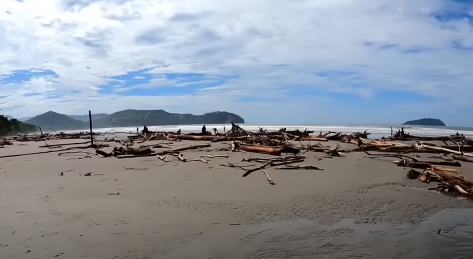 Praia da Baleia após caos causado pelas chuvas