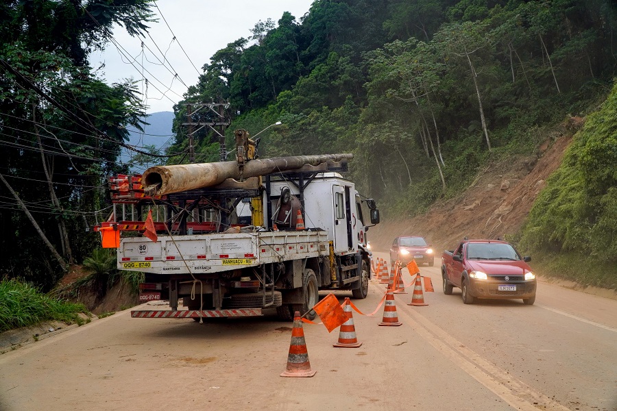 Funcionários da empresa de energia fazem reparos da rede elétrica na Rio-Santos, altura da Praia de Camburi
