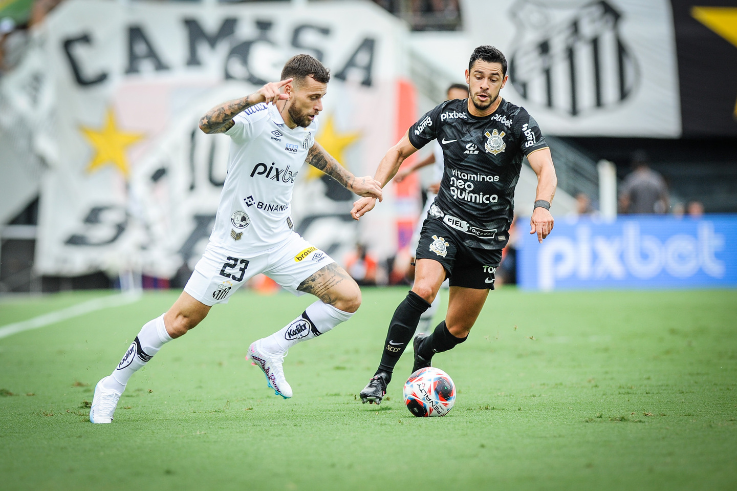 Santos e Corinthians disputaram clássico neste domingo