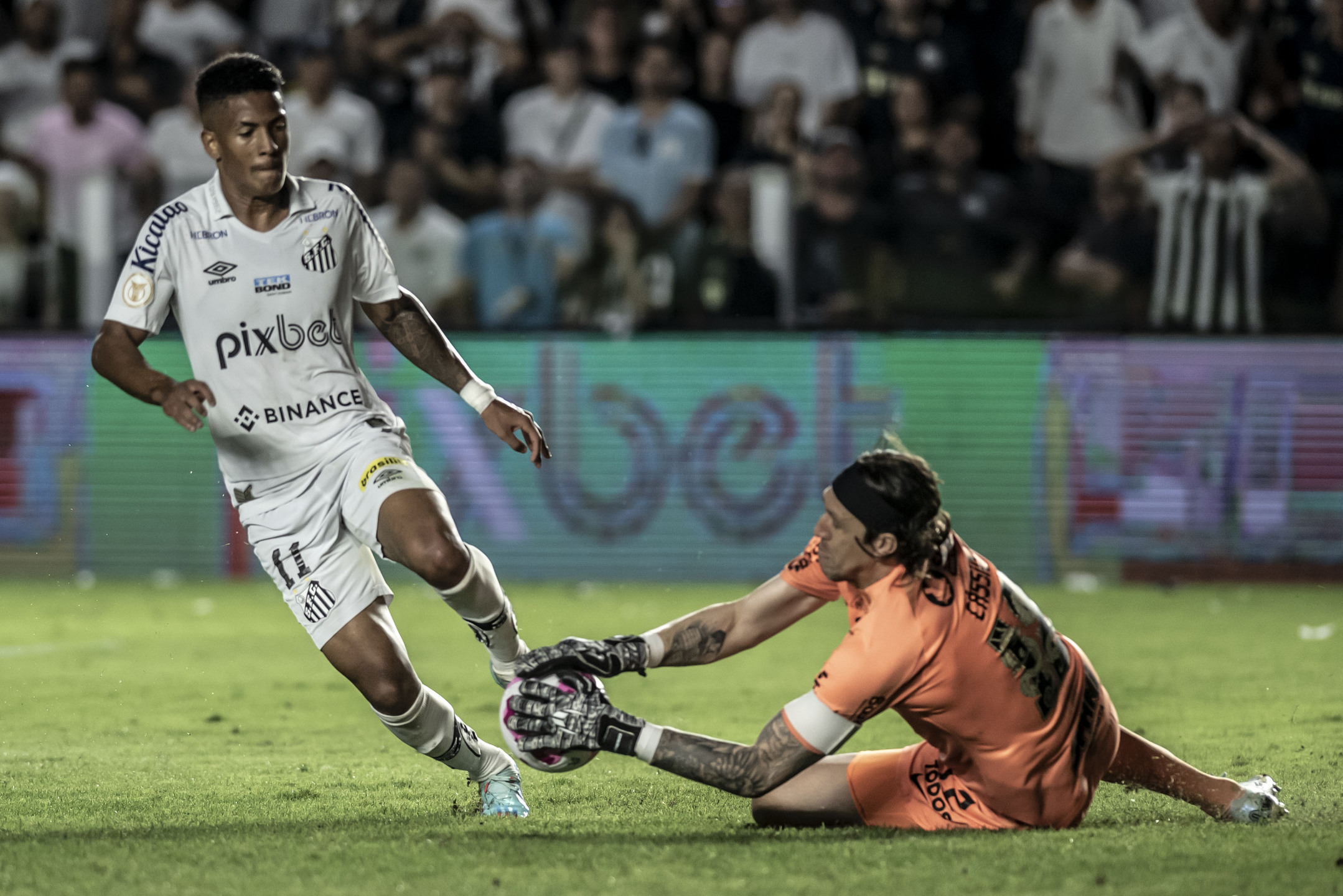 Último duelo entre Santos e Corinthians se deu em outubro do ano passado, no Brasileirão