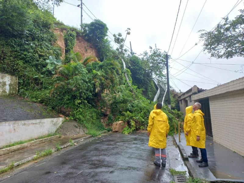 Técnicos da prefeitura verificam danos na rua Romeu Acceturi, no Marapé