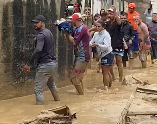 Voluntários resgatam bebê em São Sebastião