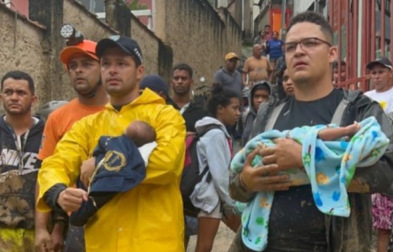 Socorristas e voluntários dão apoio às vítimas em São Sebastião