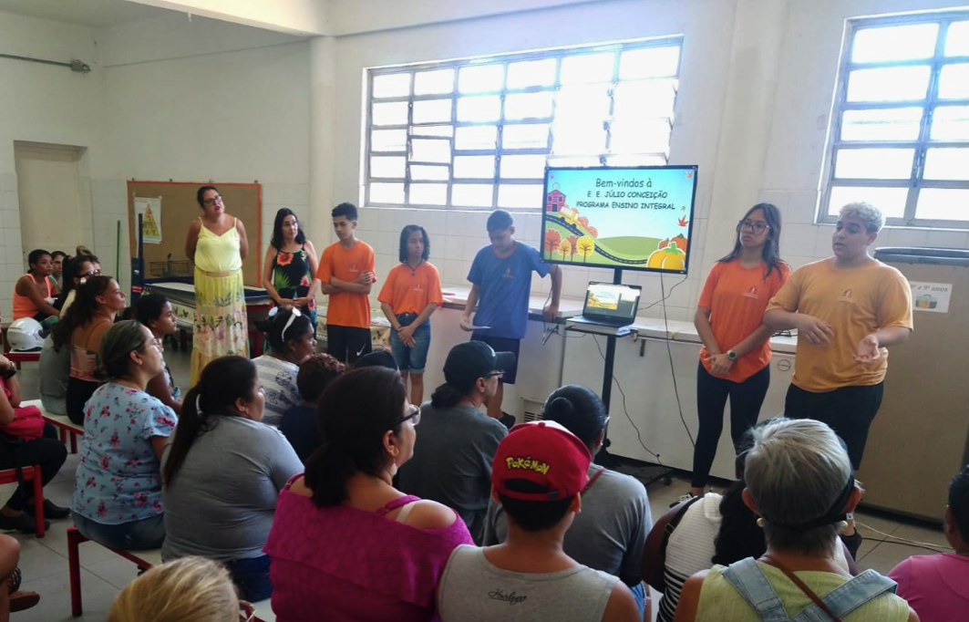 A equipe escolar também desenvolve um importante trabalho no acolhimento dos pais e responsáveis