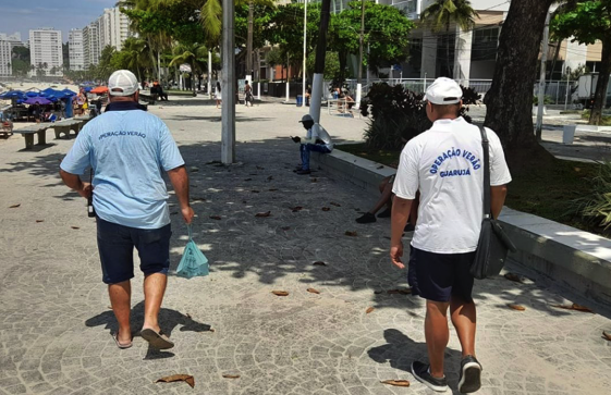 A fiscalização municipal trabalha diariamente nas praias, a princípio, orientando banhistas e turistas sobre as práticas não permitidas
