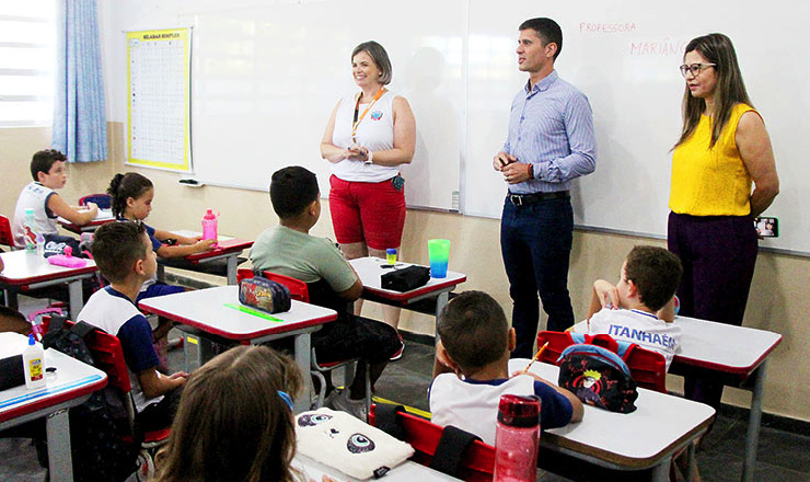 Os alunos da EM Leonor Mendes de Barros, no Jardim Mosteiro, foram recepcionados pelo prefeito Tiago Cervantes e pela secretária de Educação, Cultura e Esportes, Márcia Galdino