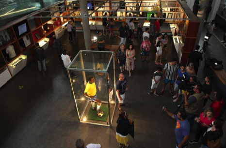 Visitantes tiram fotos no Museu Pelé - Marcelo Martins