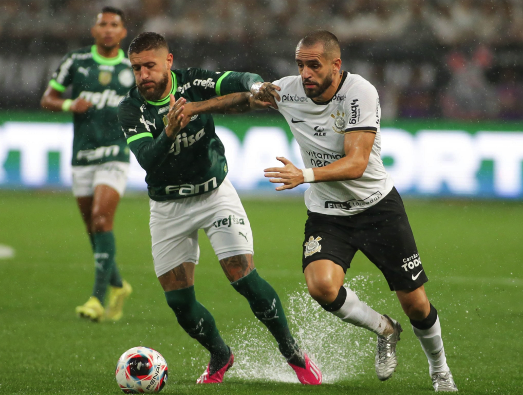 Zé Rafael e Renato Augusto disputam jogada durante dérbi na Neo Química Arena