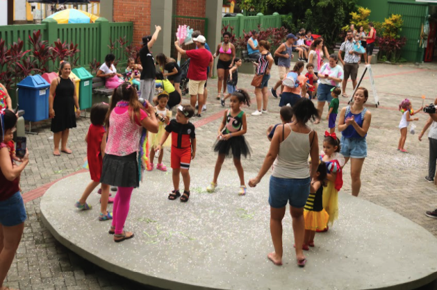 A atração reuniu crianças, pais e responsáveis, que se divertiram ao som de marchinhas infantis