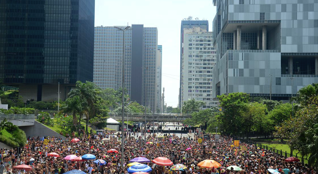 Nas praias, as ações dos agentes terminaram com multas a 47 barraqueiros por estarem loteando as areias.