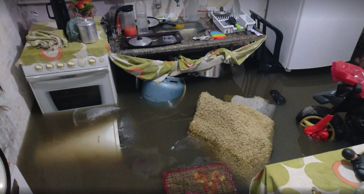 Água da chuva deixou casas inundada no Guarujá