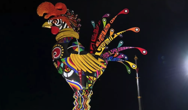 Galo gigante, atração do Galo da Madrugada, na ponte Duarte Coelho, neste sábado