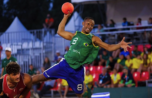 Yalles atua na posição de especialista, função responsável pela criação das jogadas ofensivas