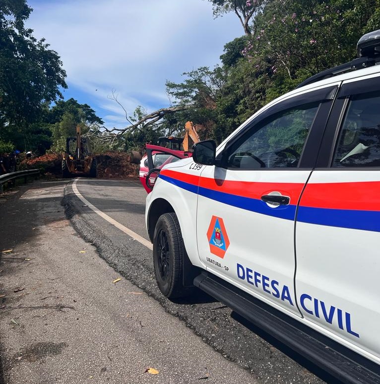 Queda de barreira em Ubatuba
