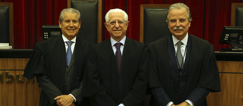 Ao centro, Sidney Beraldo, novo Presidente do Tribunal de Contas do Estado de SP