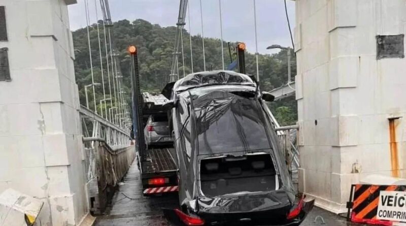 Um caminhão-cegonha bateu e deixou o trânsito parado na Ponte Pensil