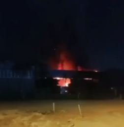 Incêndio teria iniciado no almoxarifado da empresa.