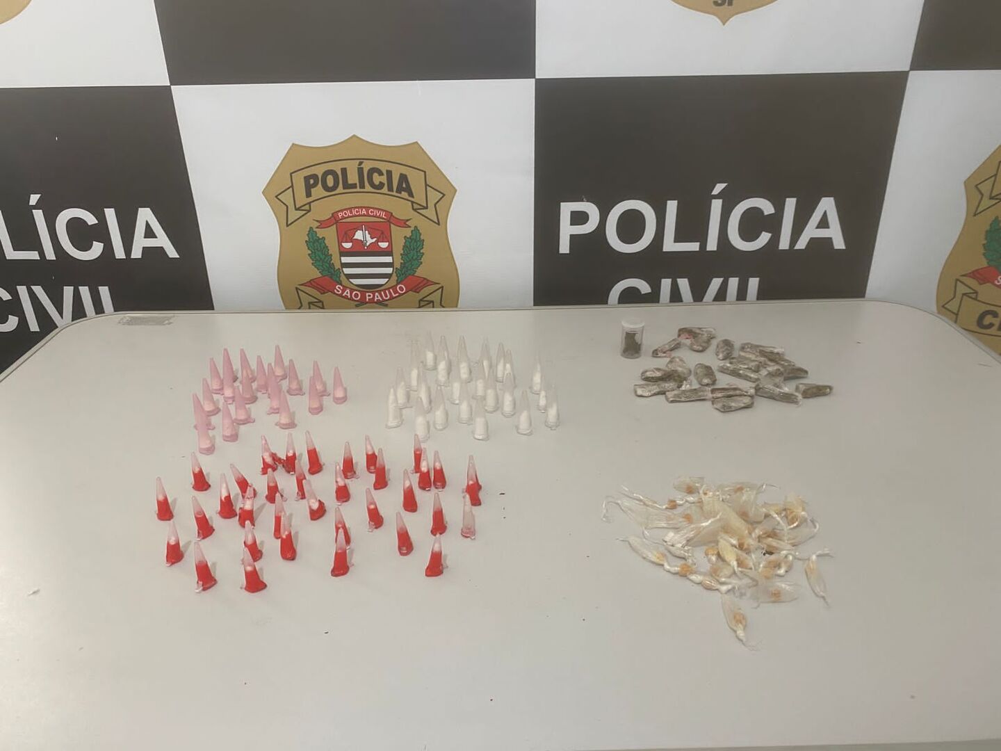 Ao se aproximarem, o suspeito correu em direção a um condomínio, jogando a sacola no chão, mas os policiais conseguiram alcançá-lo antes dele escapar