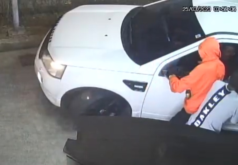 Quadrilha assaltou amigos e levou carro das vítimas em ação que durou 30 segundos