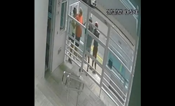 Assaltantes abordaram casal no momento em que eles chegavam em casa, no José Menino, em Santos