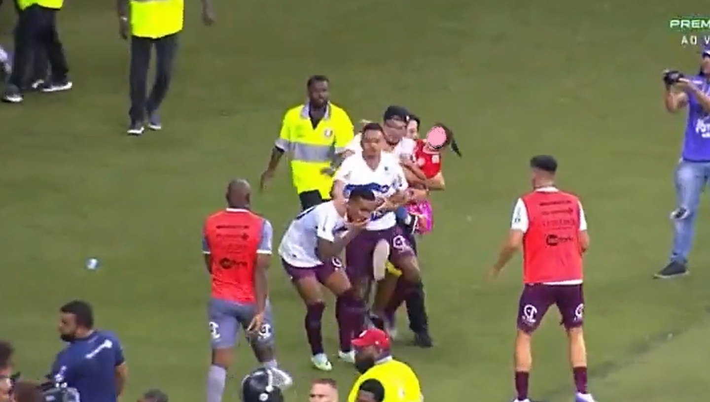 Torcedor invade gramado com criança no colo para agredir jogador