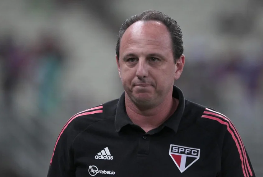 Com baixas no sistema ofensivo do São Paulo, o treinador Rogério Ceni vem testando o esquema tático com três zagueiros, nas variações 3-5-2 e 3-4-3