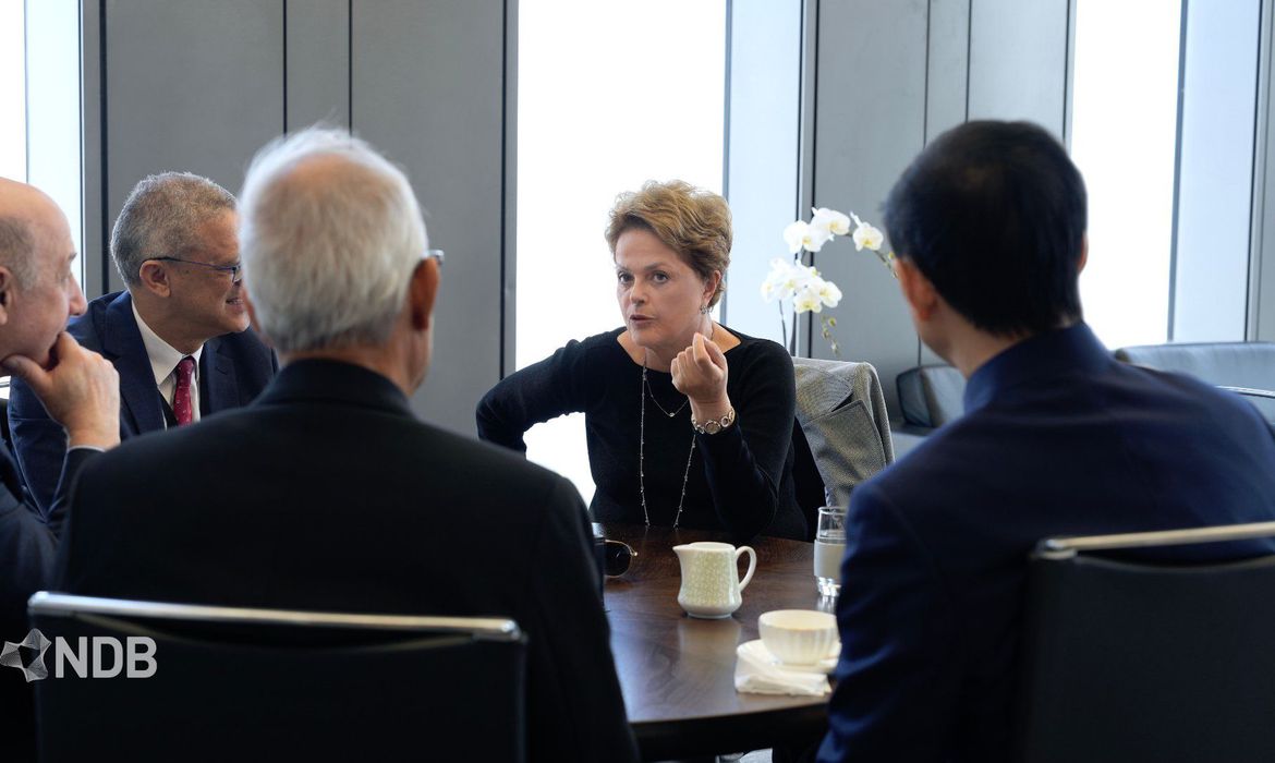 O perfil oficial da instituição financeira no Twitter divulgou as primeiras imagens de Dilma na função de presidenta do banco, que tem sede em Xangai, na China