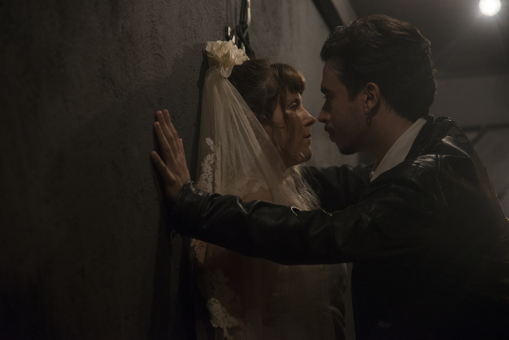 O espetáculo conta a história de uma mulher que se casou e já no mesmo dia fugiu e abandonou o marido