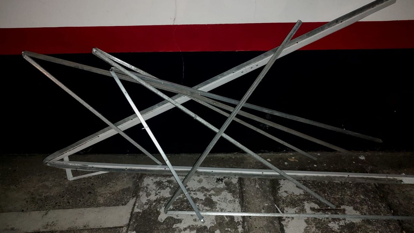 Indivíduo estava furtando estruturas metálicas do toldo de um estabelecimento