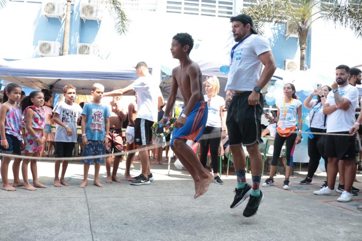 Edição da 'Hamburgada do Bem' em Santos teve uma série de brincadeiras