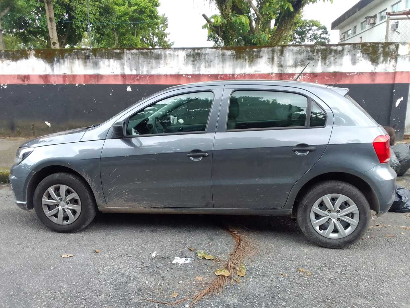 Um veículo VW/Gol, cinza, de propriedade da Empresa Localiza, foi encontrado abandonado.