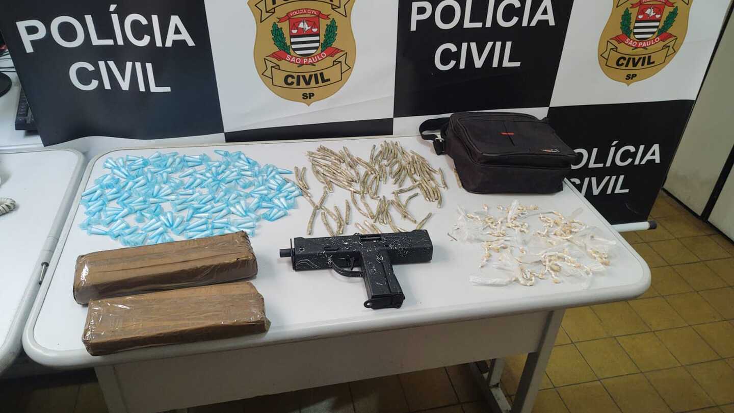 Somadas as prisões, foram apreendidas 8 armas de fogo, 4 armas brancas e 177 munições