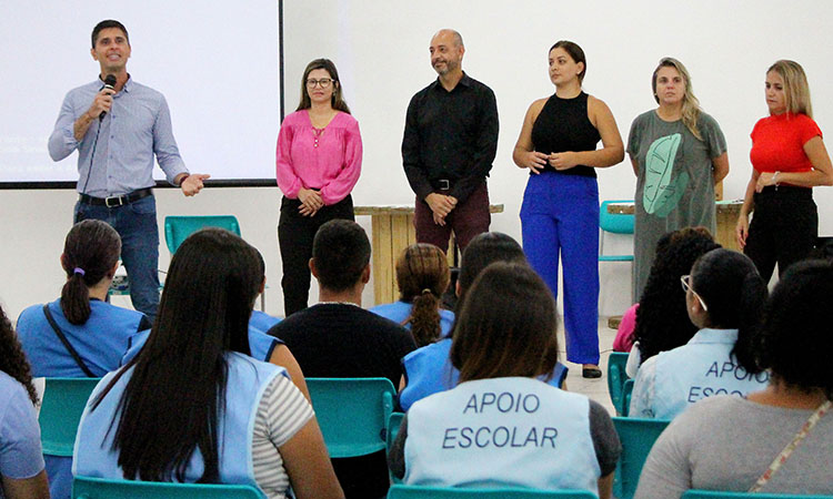Os auxiliares foram recepcionados pelo prefeito Tiago Cervantes acompanhado da secretária de Educação Márcia Galdino