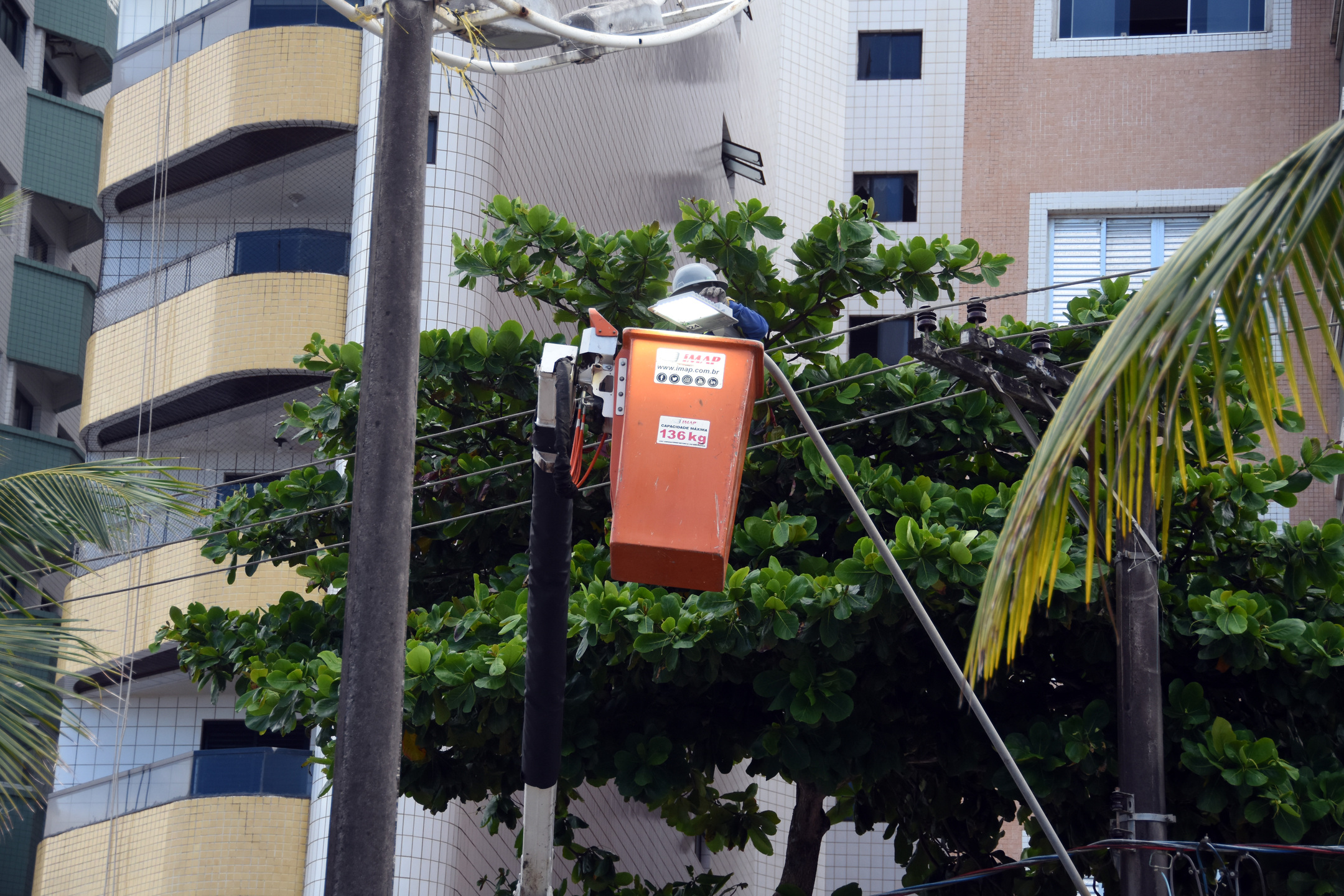 O trabalho visa economizar energia e melhorar as condições de segurança das vias