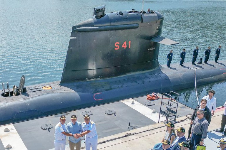 Presidente diante do submarino Humaitá, no Complexo Naval de Itaguaí, no RJ