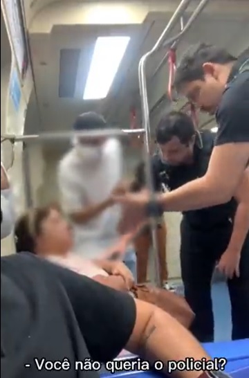 Momento em que agentes do Metrô pedem para a mulher deixar a composição
