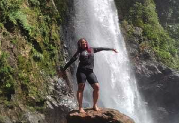 Segundo os bombeiros, a mulher foi encontrada em um local de difícil acesso