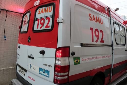 A orientação é acionar o Corpo de Bombeiros, pelo telefone 193
