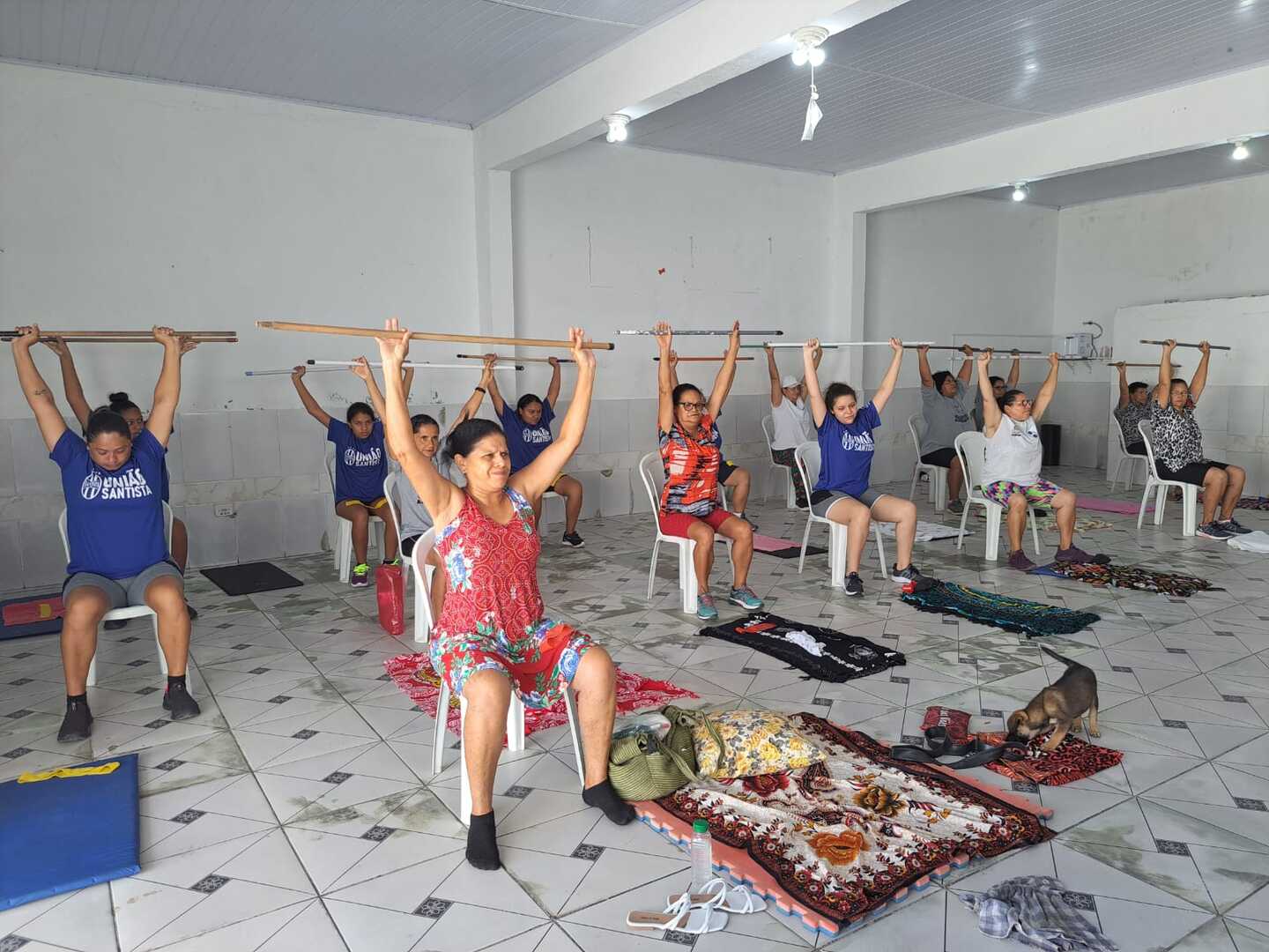 Os pacientes têm diversos espaços para treinos, que incluem alongamento, dança, ginástica e até jiu-jítsu