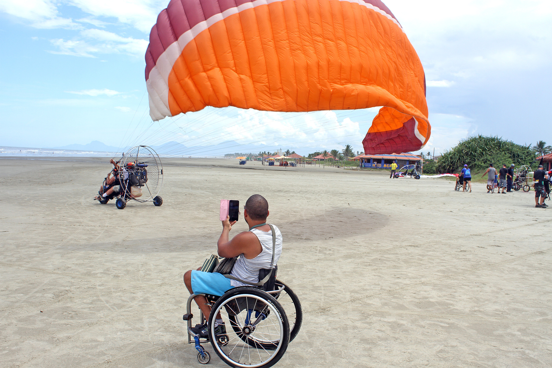 Atleta paralímpico Fernando Fernandes prestigia o evento e aproveita para voar de paramotor