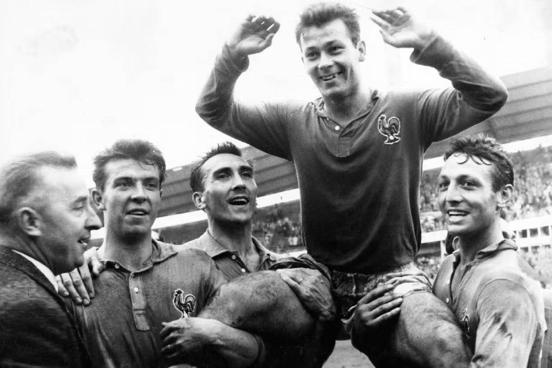 O francês Just Fontaine, recordista de gols em apenas uma Copa do Mundo, com 13 tentos no Mundial da Suécia, em 1958, quando o Brasil ganhou sua primeira Copa do Mundo, morreu nesta quarta-feira, aos 89 anos