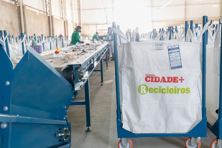 O objetivo do programa é de selecionar novos municípios brasileiros interessados em integrar ao "Programa Recicleiros Cidades"