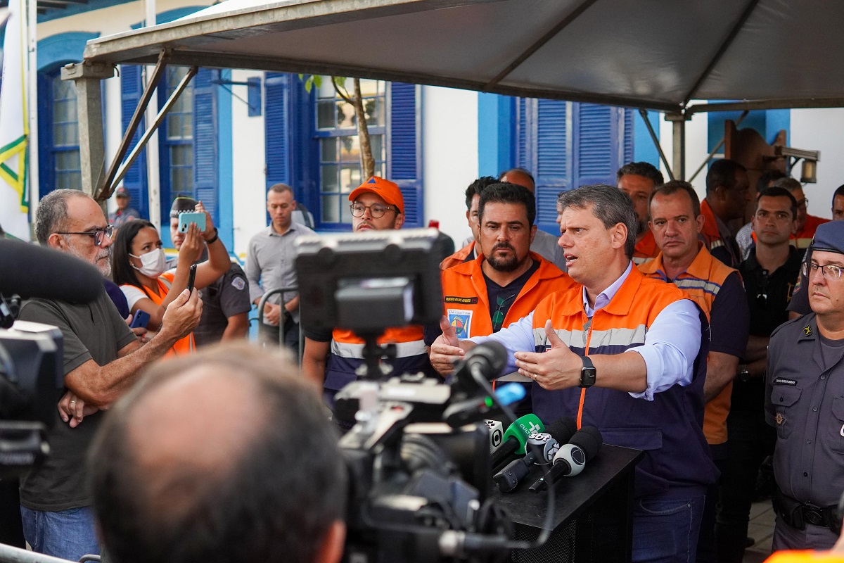 Tarcísio de Freitas durante coletiva de imprensa em relação ao litoral norte