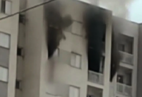 Homem cai de janela após tentar se salvar de incêndio em prédio de Campinas